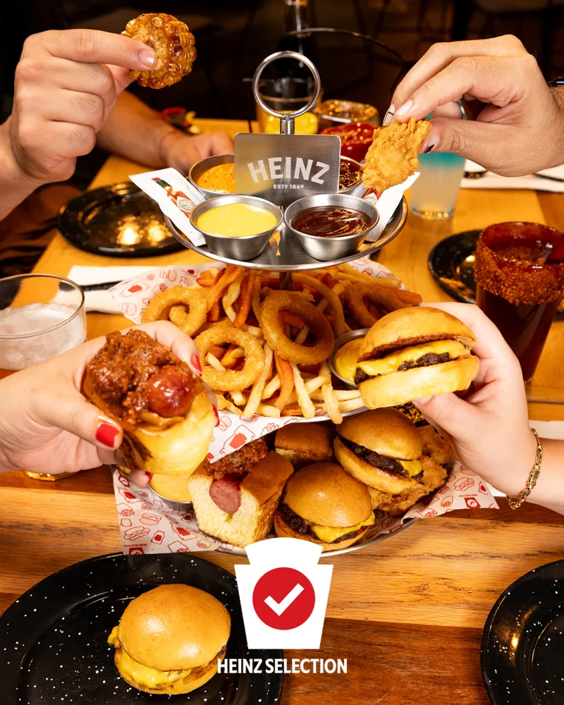 Una hamburguesa del programa Heinz Selection servida en la mesa